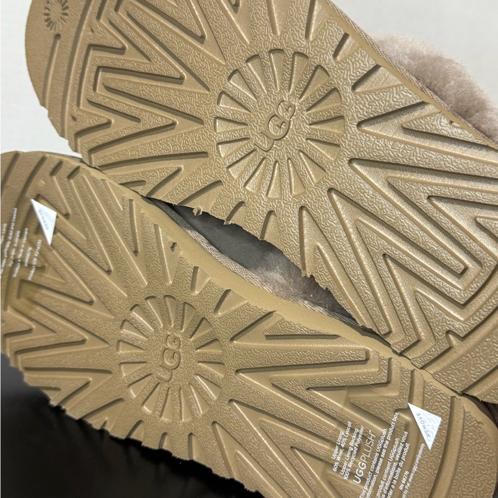 UGG COZY Slippers - Picture 5 of 9